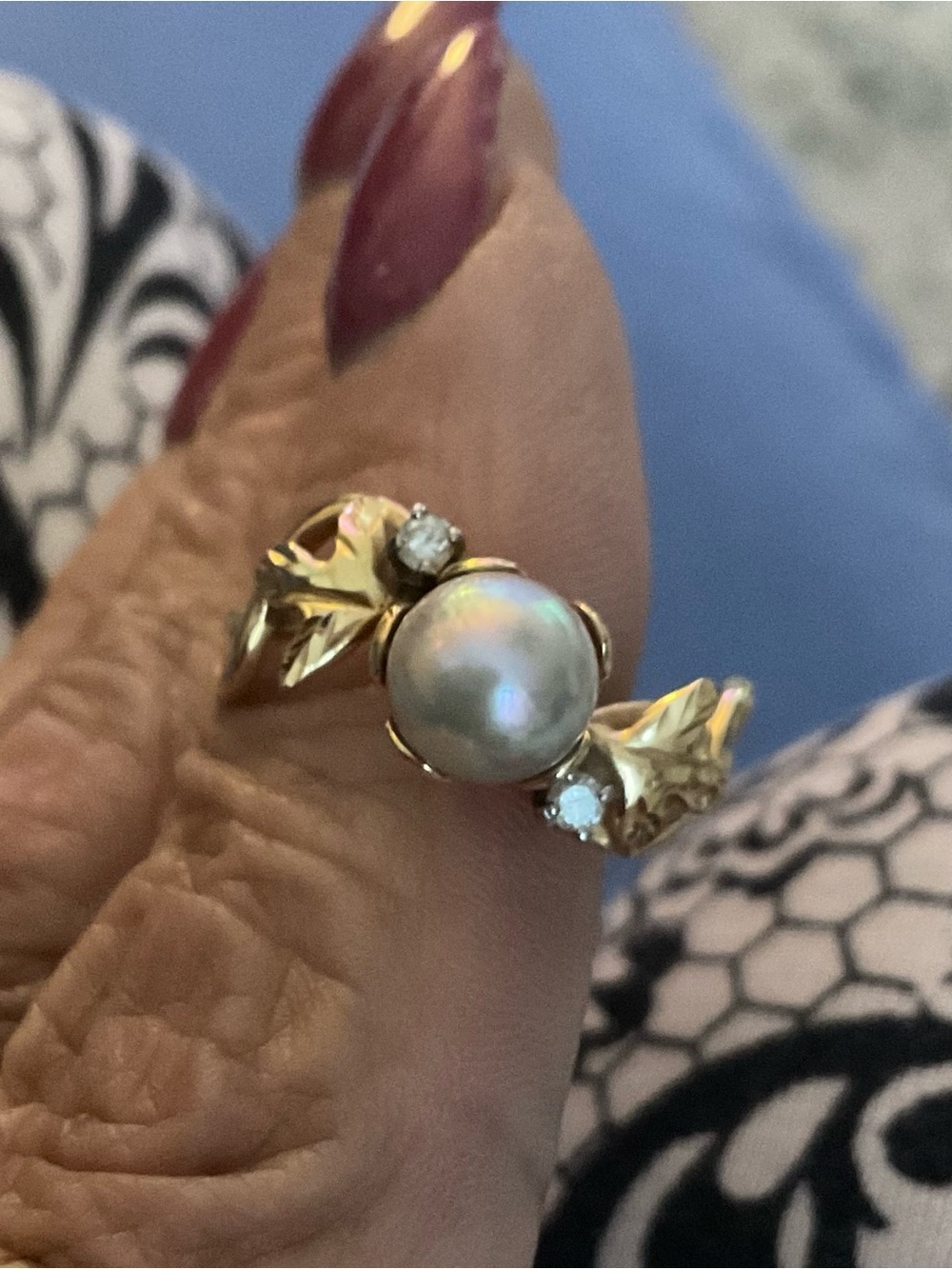 14K GOLD GREY PEARL RING WITH 2 DIAMONDS. Size 7 Excellent Condition.